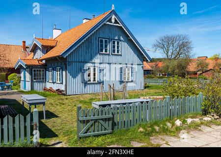 Bella vecchia casa lituana tradizionale in legno azzurro della spit curoniana nel villaggio dei pescatori di Nida, Lituania, Europa Foto Stock