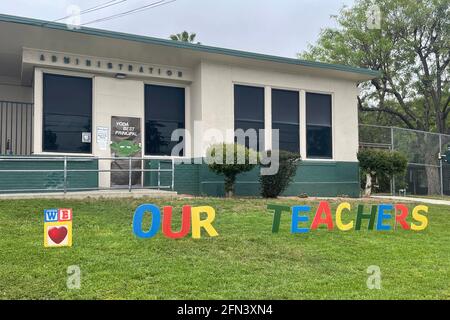 Un segno di apprezzamento dell'insegnante alla scuola elementare Bella Vista, giovedì 13 maggio 2021, a Monterey Park, Calif. Foto Stock