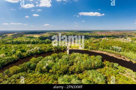 Acqua di ritorno del fiume Tisza in Ungheria. Incredibile foto panoramica aerea su una famosa area naturale nei pressi della città di Kecskemet vicino al villaggio di Toserdo. Foto Stock