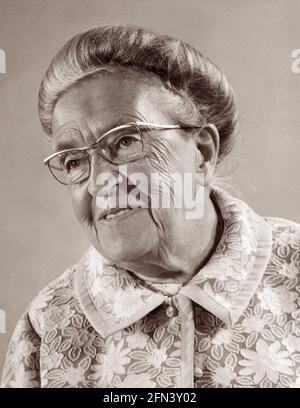 Corrie Ten Boom (1892-1983) è stato un orologiaio olandese e cristiano arrestato dai nazisti per aver nascosto gli ebrei durante la seconda guerra mondiale È stata imprigionata a Scheveningen quando i materiali di resistenza e le schede supplementari di razione sono stati trovati nella sua casa. Dopo il processo, è stata trasferita in due campi di concentramento. La sua liberazione finale dal campo di concentramento di Ravensbrück (le fu poi detto) fu il risultato di un errore clericale e una settimana dopo le altre donne del suo gruppo di età furono inviate alle camere a gas. Il suo libro del 1971 e il film del 1975, The Hiding Place, presentano il lavoro della sua famiglia nel nascondere i rifugiati durante la seconda guerra mondiale Foto Stock
