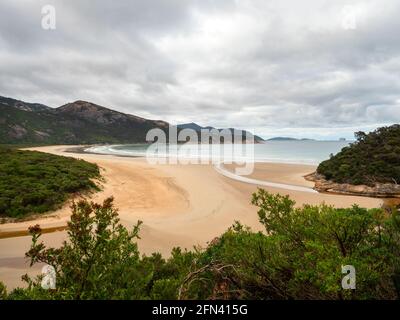 Il fiume Tidal entra nell'oceano a Norman Beach, Wilsons Promontory National Park, Australia Foto Stock