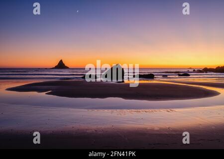 Lone Ranch Beach all'ora blu, Samuel H. Boardman state Scenic Corridor, Oregon Foto Stock