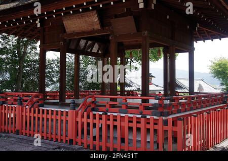 Kenkun Shrine Kyoto con vista sulla sala di culto centrale Foto Stock