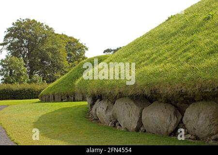 Tumuli sepolcrali di Newgrange, patrimonio dell'umanità dell'UNESCO. Tombe delle antiche civiltà celtiche in Irlanda Foto Stock