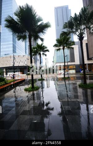 BGC Park su High Street con edifici moderni intorno ad esso. Bonifacio Global City, Manila, Filippine. Foto Stock