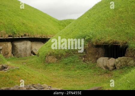 Tumuli sepolcrali di Newgrange, patrimonio dell'umanità dell'UNESCO. Tombe delle antiche civiltà celtiche in Irlanda Foto Stock