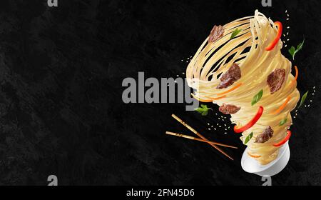 Tagliatelle con verdure e carne sotto forma di tornado. Bastoncini di legno e una ciotola di tagliatelle, peperoni rossi, carote, cipolle e carne. Spazio di copia. Foto Stock