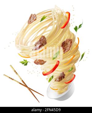 Tagliatelle con verdure e carne sotto forma di tornado. Bastoncini di legno e una ciotola di tagliatelle, peperoni rossi, carote, cipolle e carne. Tracciato di ritaglio. Foto Stock