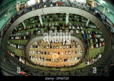 Dhaka, Bangladesh. 14 maggio 2021. I musulmani offrono preghiere di Eid-ul-Fitr alla moschea nazionale di Mukarram di Bahil a Dhaka. Credit: SOPA Images Limited/Alamy Live News Foto Stock