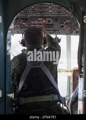 Mosca, Russia. 13 Apr 2018. Preparazione dell'elicottero mi-8 da parte di un tecnico di bordo all'interno del cockpit.raccolta degli istruttori che rilasciano per l'atterraggio senza paracadute delle forze speciali di Rossgvardia presso il campo aereo della regione di Kaluga. Credit: Mihail Siergiejevicz/SOPA Images/ZUMA Wire/Alamy Live News Foto Stock