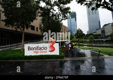 Bonifacio High Street e piazza centrale nella città globale di Metro Manila, Filippine. Foto Stock