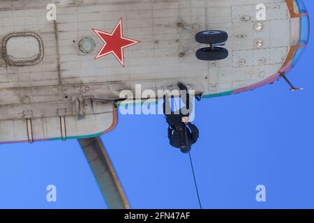 13 aprile 2018, Mosca, Russia: Un soldato spetsnaz si prepara a scendere lungo il cavo all'uscita dell'elicottero mi-8.. Raccolta degli istruttori di emissione per l'atterraggio senza paracadute delle forze speciali di Rossgvardia presso l'aeroporto nella regione di Kaluga. (Credit Image: Immagini © Mihail Siergiejevicz/SOPA via ZUMA Wire) Foto Stock