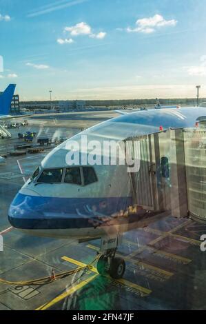 Aereo passeggeri al ponte di imbarco passeggeri del terminal A Francoforte Foto Stock