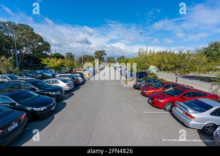 Vista del parcheggio completo presso la stazione ferroviaria di Lyndhurst a Melbourne, Australia Foto Stock