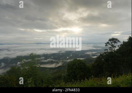 Un'alba cupa sopra valle di montagna sul lato di una collina nel Parco Nazionale di si Nan, Nan, Thailandia Foto Stock