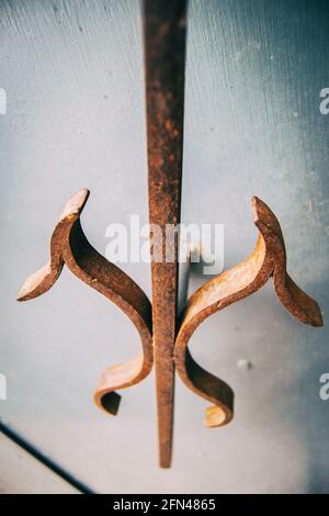 particolare di un vecchio pomolo di ferro battuto su una porta Foto Stock