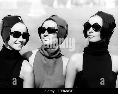 Moda, anni '60, moda donna, cappelli, tre modelli con cappelli in pelle scamosciata e occhiali da sole, DIRITTI AGGIUNTIVI-CLEARANCE-INFO-NON-DISPONIBILE Foto Stock