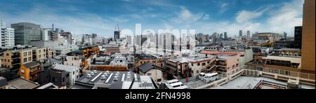 Panoramica dei sobborghi di Tokyo. Vista panoramica della capitale giapponese. Scena drammatica di Tokyo in una mattina nuvolosa. Foto Stock