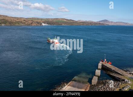 Il traghetto 'james imo 8034203' parte da Feolin, Isola del Giura per attraversare il suono di Islay a Port Askaig, Islay. Foto Stock