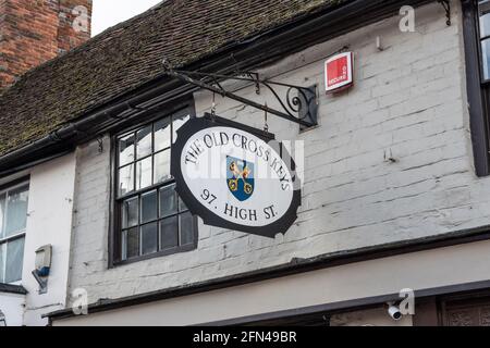 Segnaletica per le chiavi della Croce Vecchia, una vecchia locanda risalente al 1485, Stony Stratford, Buckinghamshire, Regno Unito; ora occupato da un salone Hair Masters Foto Stock