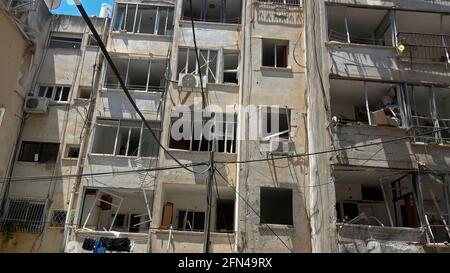 I danni in un edificio residenziale colpito da un razzo sparato dalla striscia di Gaza il 13 maggio 2021 a Petah Tikva, Israele. Continuano gli scambi pesanti di fuoco tra i militanti palestinesi e i militari israeliani. I militanti hanno sparato più di 1500 razzi verso Israele da lunedì sera, mentre Israele ha colpito centinaia di bersagli a Gaza in risposta. Foto Stock