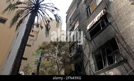 I danni in un edificio residenziale colpito da un razzo sparato dalla striscia di Gaza il 13 maggio 2021 a Petah Tikva, Israele. Continuano gli scambi pesanti di fuoco tra i militanti palestinesi e i militari israeliani. I militanti hanno sparato più di 1500 razzi verso Israele da lunedì sera, mentre Israele ha colpito centinaia di bersagli a Gaza in risposta. Foto Stock