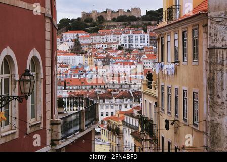 Case colorate portoghesi a Lisbona. Tetti e finestre nella capitale portoghese in un giorno di primavera. Foto Stock