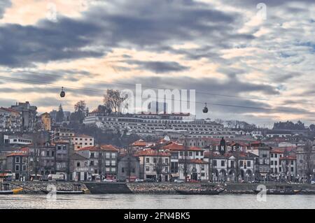 Vista di Porto dal fiume Douro. Foto della funivia sopra la città vecchia. Foto Stock