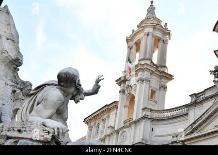 Italia, Lazio, Roma, Piazza Navona, bandiera italiana sul campanile di Sant'Agnese in Agone Foto Stock