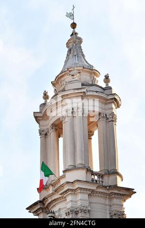 Italia, Lazio, Roma, Piazza Navona, bandiera italiana sul campanile di Sant'Agnese in Agone Foto Stock