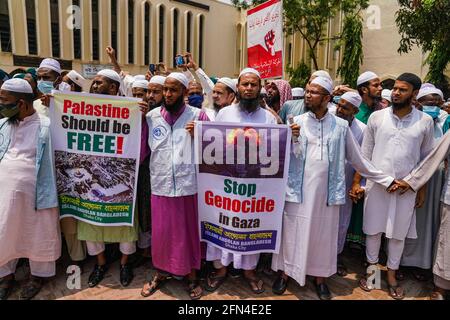 Dhaka, Dhaka, Bangladesh. 14 maggio 2021. Attivisti di Islami Andolan Bangladesh, un partito politico islamista, protestano contro l'attacco di Israele ai palestinesi, dopo la preghiera di Eid-al-Fitr alla Moschea Nazionale di Bahitl Mukarram, a Dhaka, Bangladesh, il 14 maggio 2021. Credit: Zabed Hasnain Chowdhury/ZUMA Wire/Alamy Live News Foto Stock