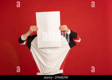 Ritratto dell'uomo asiatico isolato su sfondo rosso dello studio con copyspace Foto Stock