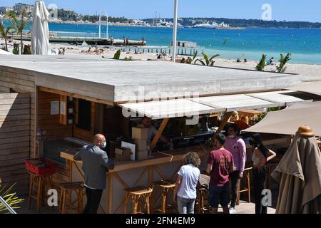 Cannes, Francia. 13 maggio 2021. Preparazione della spiaggia privata sulla Croisette per la riapertura. Cannes, Francia il 13 maggio 2021. Photo by Lionel Urman/ABACAPRESS.COM Credit: Abaca Press/Alamy Live News Foto Stock