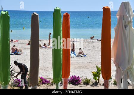 Cannes, Francia. 13 maggio 2021. Preparazione della spiaggia privata sulla Croisette per la riapertura. Cannes, Francia il 13 maggio 2021. Photo by Lionel Urman/ABACAPRESS.COM Credit: Abaca Press/Alamy Live News Foto Stock