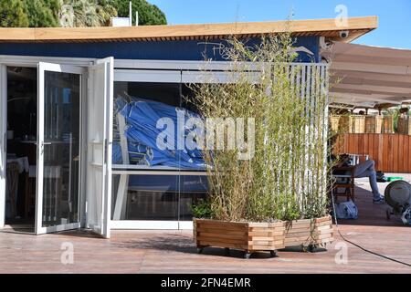 Cannes, Francia. 13 maggio 2021. Preparazione della spiaggia privata sulla Croisette per la riapertura. Cannes, Francia il 13 maggio 2021. Photo by Lionel Urman/ABACAPRESS.COM Credit: Abaca Press/Alamy Live News Foto Stock