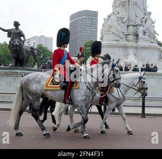 Il Principe William (in uniforme militare delle Guardie Irlandesi) montato a Horseback accompagnato dalla Principessa Anne fuori da Buckingham Palace Trooping the Color Foto Stock