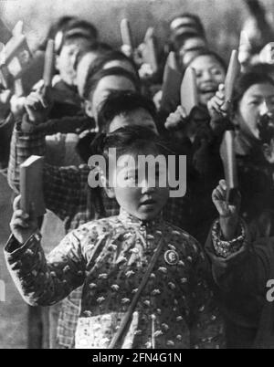 Geografia / viaggio, Cina, politica, comunismo, bambini con la Bibbia di Mao, anni 60, DIRITTI AGGIUNTIVI-CLEARANCE-INFO-NON-DISPONIBILE Foto Stock