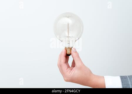 Lampada a mano donna che presenta le idee per il progetto, i mostri dell'uomo che mostrano la lampadina e le nuove tecnologie, la lampadina tenuta che mostra un'altra opinione Foto Stock