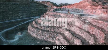 Macchina frantumatrice di pietra in cima a terrazze miniera a cielo aperto. Panorama della cava di ghiaia nella zona di Pyrga, Cipro Foto Stock