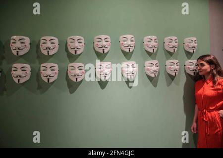 Londra, Regno Unito. 14 maggio 2021. Emma Stirling-Middleton Curatore al Museo Cartoon con le maschere di V per Vendetta, che diventano un fenomeno globale come simbolo di proteste.Paul Quezada-Neiman/Alamy Live News Credit: Paul Quezada-Neiman/Alamy Live News Foto Stock