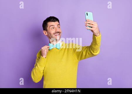 Ritratto di brunet ottimista tipo di selfie telefono indossare giallo maglione isolato su sfondo color lilla pastello Foto Stock