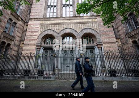 Berlino, Germania. 14 maggio 2021. Due poliziotti camminano oltre l'ingresso della Nuova Sinagoga di Berlino. Credit: Fabian Sommer/dpa/Alamy Live News Foto Stock