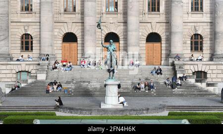 Monaco, Germania. 8 maggio 2021. La gente si stabilì sui gradini della Casa di Stato in bel tempo. Credit: Tobias Hase/dpa/Alamy Live News Foto Stock