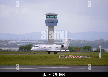 AIR NOSTRUM EC-NLM, un Bombardier CRJ-200, che arriva all'AEROPORTO JOHN LENNON DI LIVERPOOL, MERSEYSIDE, INGHILTERRA Foto Stock