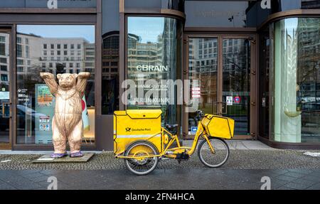 Bicicletta di un postino della Deutsche Post Foto Stock