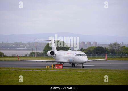 AIR NOSTRUM EC-NLM, un Bombardier CRJ-200, che arriva all'AEROPORTO JOHN LENNON DI LIVERPOOL, MERSEYSIDE, INGHILTERRA Foto Stock