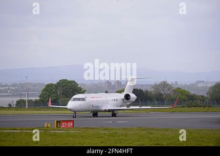 AIR NOSTRUM EC-NLM, un Bombardier CRJ-200, che arriva all'AEROPORTO JOHN LENNON DI LIVERPOOL, MERSEYSIDE, INGHILTERRA Foto Stock