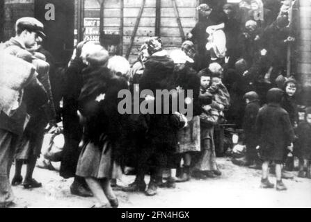 Nazismo / nazionalsocialismo, crimini, campi di concentramento, Auschwitz, Polonia, Arrivo di nuovi prigionieri, circa 1943, SOLO PER USO EDITORIALE Foto Stock