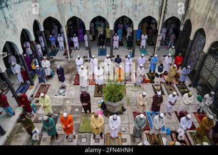 Dhaka, Dhaka, Bangladesh. 14 maggio 2021. I musulmani frequentano le preghiere di Eid ul-Fitr presso la Moschea Nazionale di Baitul Mokarram durante il blocco come misura preventiva contro la pandemia del coronavirus COVID-19 a Dhaka, in Bangladesh, il 14 maggio 2021. Credit: Zabed Hasnain Chowdhury/ZUMA Wire/Alamy Live News Foto Stock