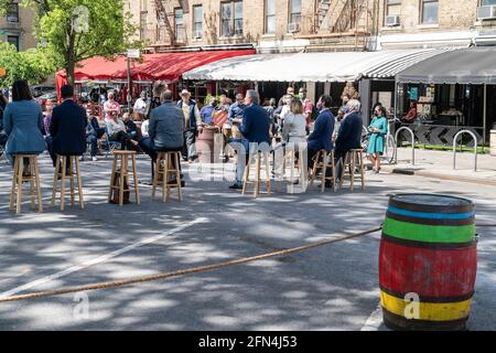 New York, Stati Uniti. 13 maggio 2021. Il sindaco Bill de Blasio tiene l'evento per firmare Bill Intro. 1933-A rendere permanente il programma Open Streets su Dyckman Street. New York City ha introdotto il suo popolare programma Open Streets come un modo per consentire la distensione sociale all'aperto durante il COVID-19 e si è esteso per consentire ai ristoranti di uscire oltre le loro aree di ristoro all'aperto barricate e nelle strade. (Foto di Lev Radin/Pacific Press) Credit: Pacific Press Media Production Corp./Alamy Live News Foto Stock